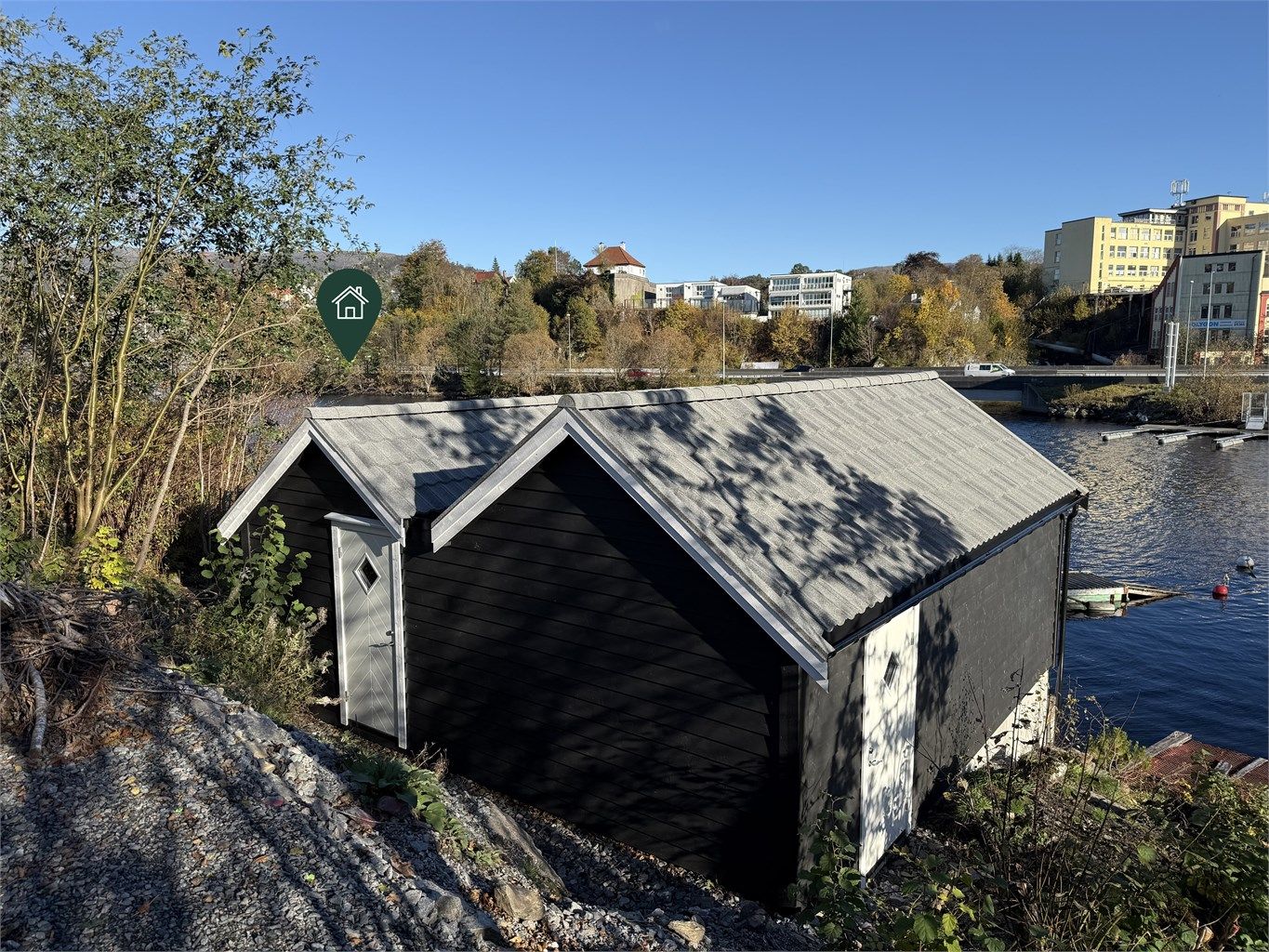 Gruset sti til inngangen. 