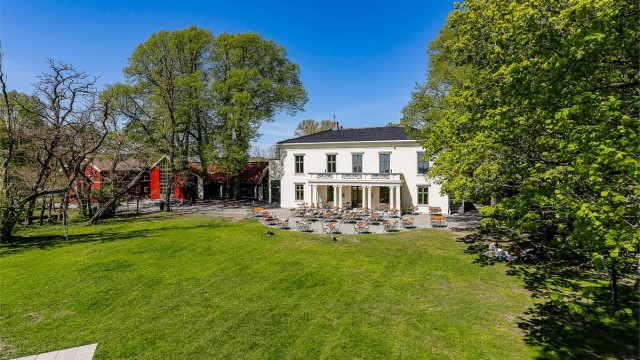 Legg turen innom Alby Kafe for rykende fersk hvetebakst, og kombiner besøket med en tur i Galleri F 15, en tur i skogen eller på stranda.