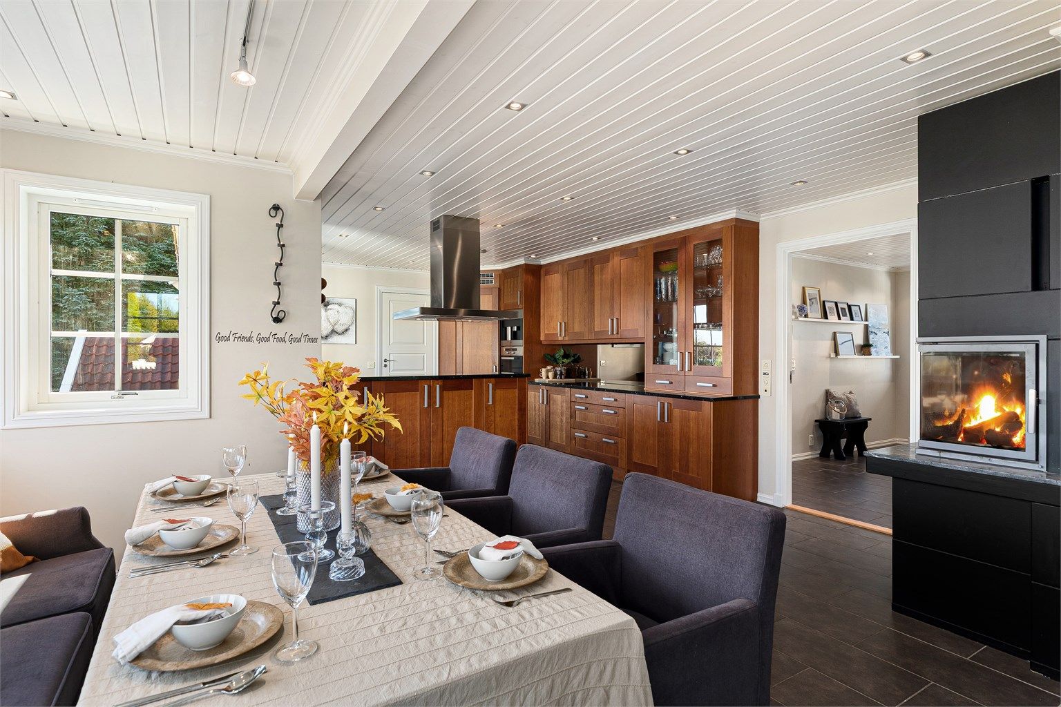 Kjøkkenet er et herlig allrom med peis og god plass til spisestue 