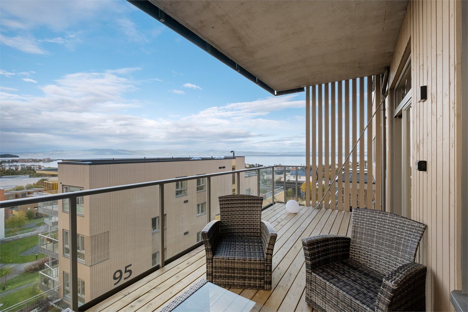 Balkongen er overbygd og vil på sommerstid oppleves som en fin forlengelse av stuen.