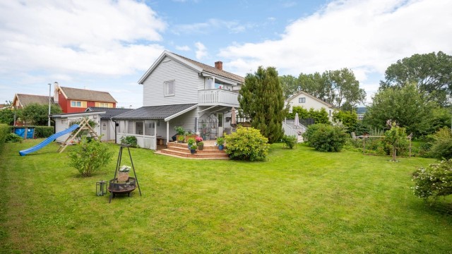 Krogsveen v/Cato Pedersen presenterer Kaare Tønnes veg 6. Familiebolig med stor og fin hage