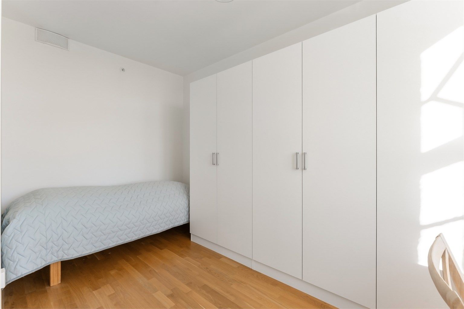 Det andre soverommet har også parkett på gulv og vannbåren gulvvarme.