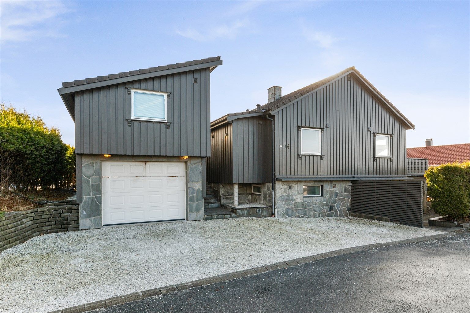 Garasje med tilliggende overbygg som i dag blir brukt som treningsrom.