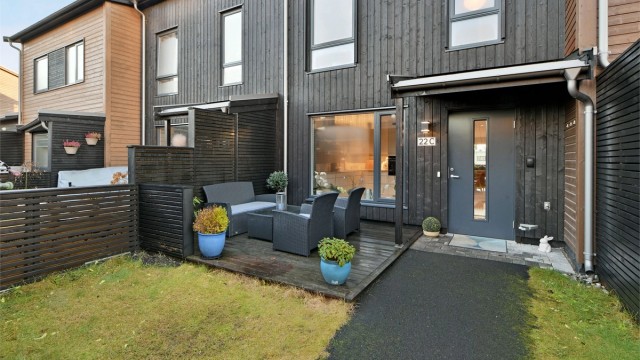 Velkommen til Skogsåsen 22C - presentert av Sebastian Håbesland v/Krogsveen - flott beliggende rekkehus fra 2021 i et svært barnevennlig boområde - foto: Oddphoto