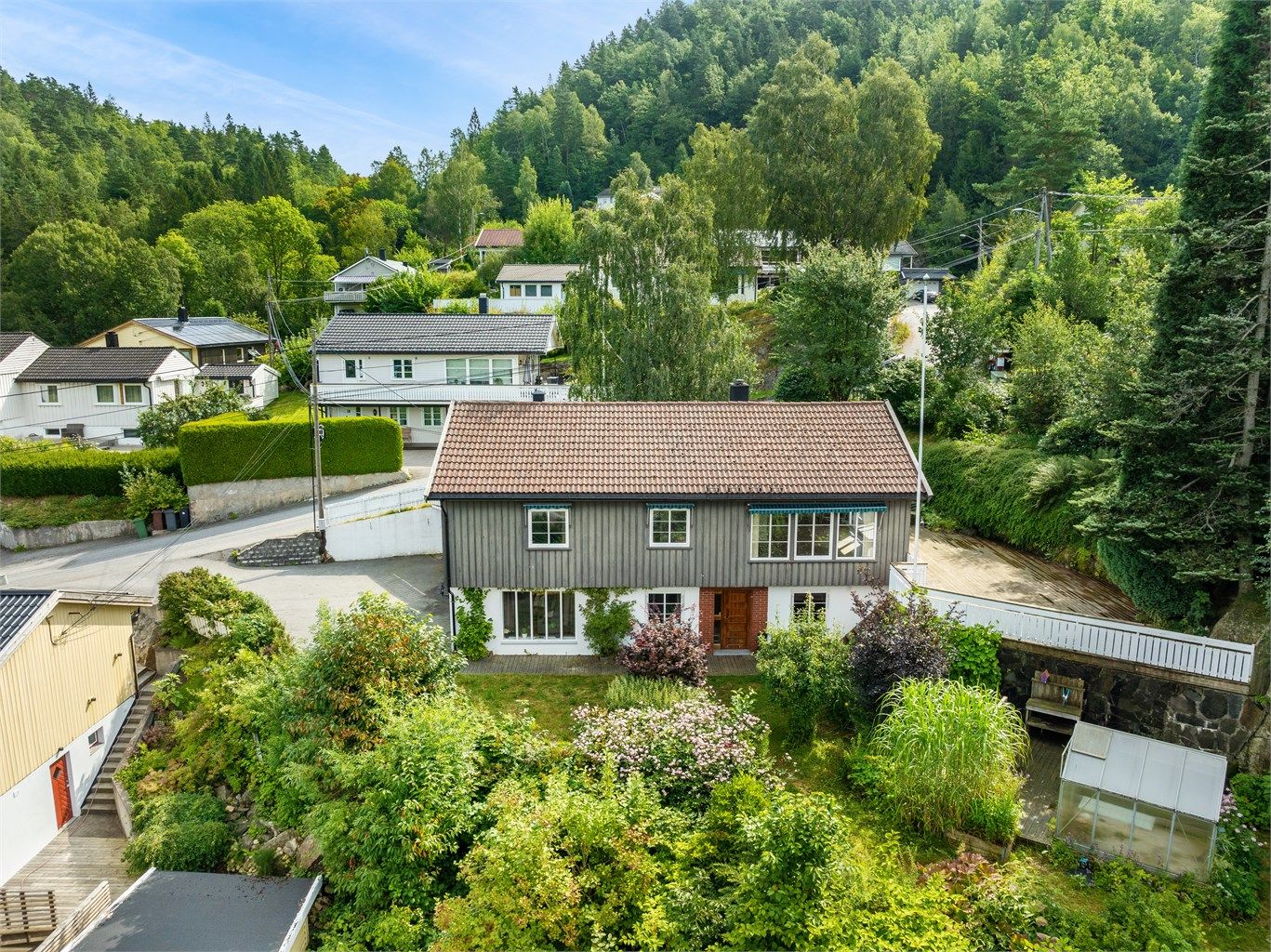 Velkommen til denne hyggelige eneboligen m/hybel, og flott samt luftig beliggenhet på Saga.