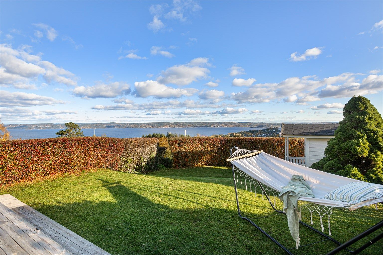 Innholdsrik og pen enebolig over 2 plan med fantastisk fjordutsikt beliggende på Torp Høimyr