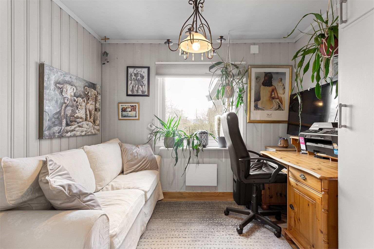 Det tredje soverommet er i dag innredet som kontor, men kan fint benyttes som barnerom eller gjesterom.