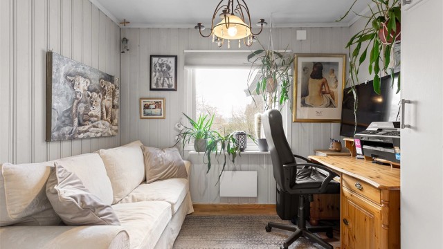 Det tredje soverommet er i dag innredet som kontor, men kan fint benyttes som barnerom eller gjesterom.