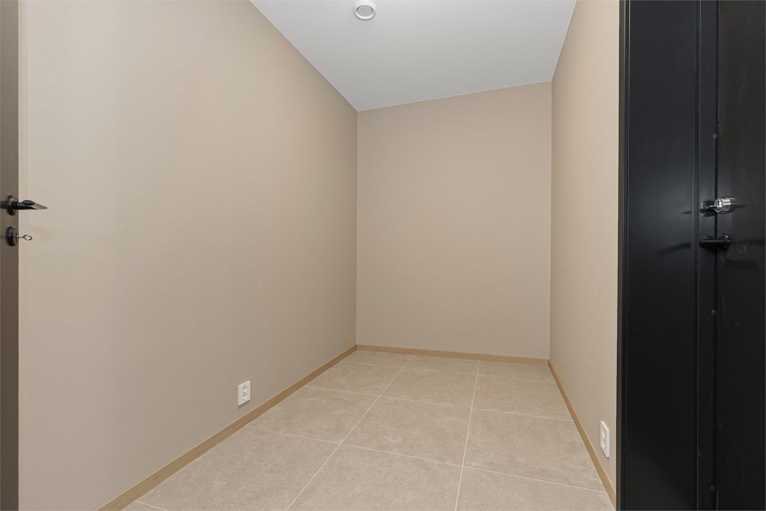 Praktisk bod, med inngang fra carport.