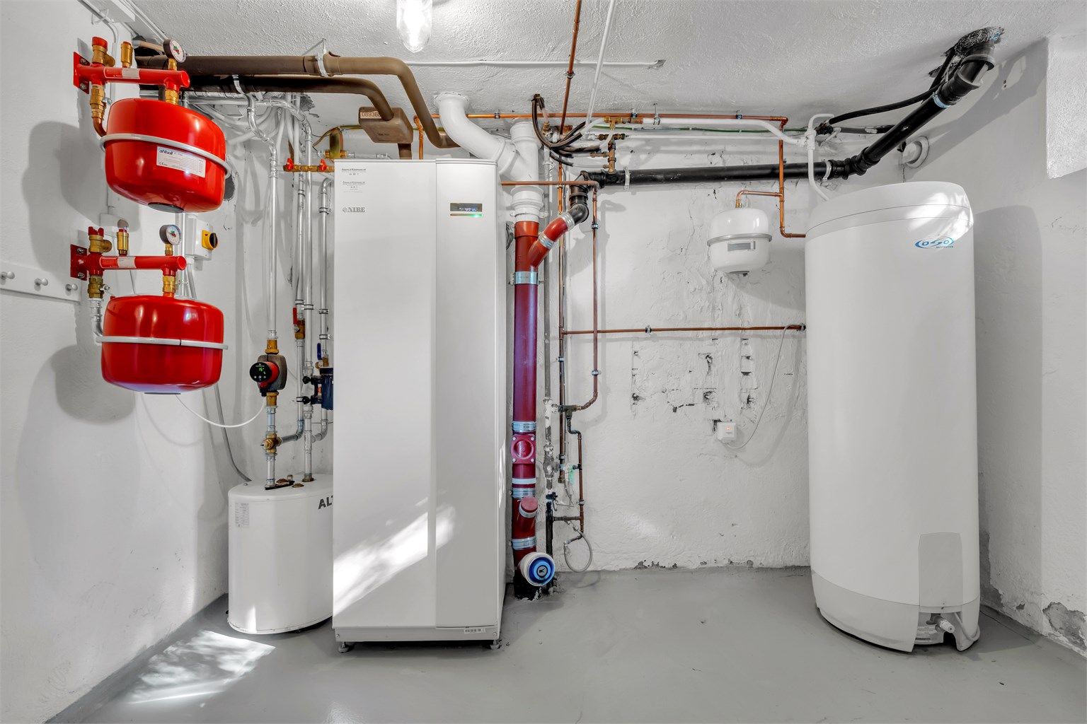 Boligen varmes opp med vannbåren radiatorvarme. Elektrisk gulvvarme bad i 1. etasje. Vannbåren gulvvarme bad 2.etasje.