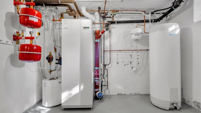 Boligen varmes opp med vannbåren radiatorvarme. Elektrisk gulvvarme bad i 1. etasje. Vannbåren gulvvarme bad 2.etasje.