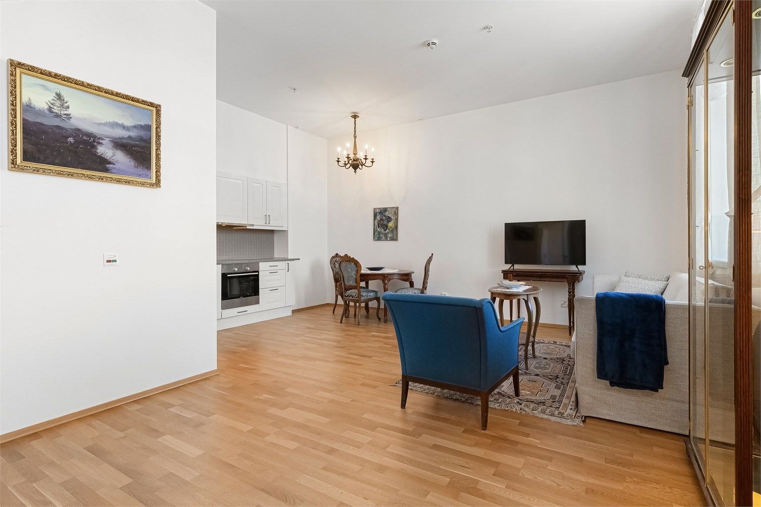 I stuen er det plass for både sofagruppe og spisebord