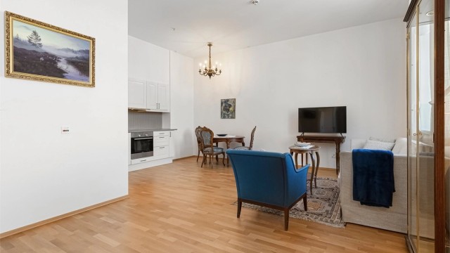 I stuen er det plass for både sofagruppe og spisebord