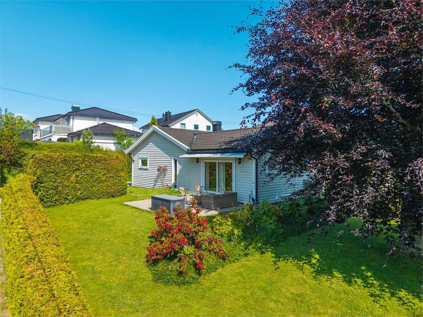 Med en stor og solrik hage er det god plass til hele familien å boltre seg med diverse aktiviteter.