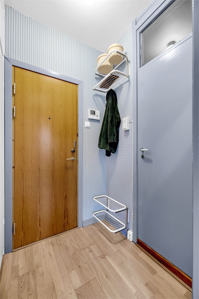 Entrédør i brannklasse B-30 med 35 desibel lydmotstand.