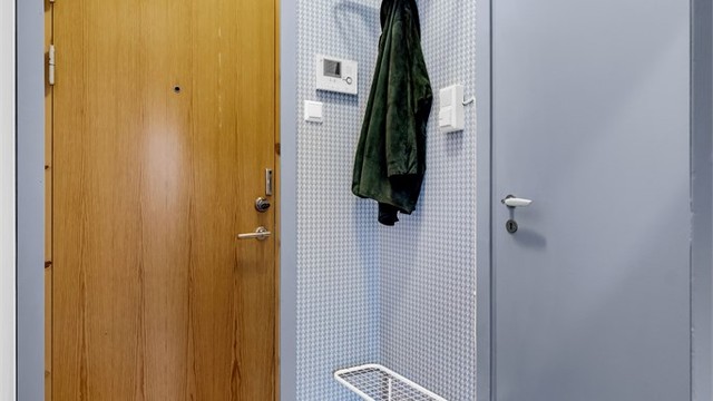 Entrédør i brannklasse B-30 med 35 desibel lydmotstand.