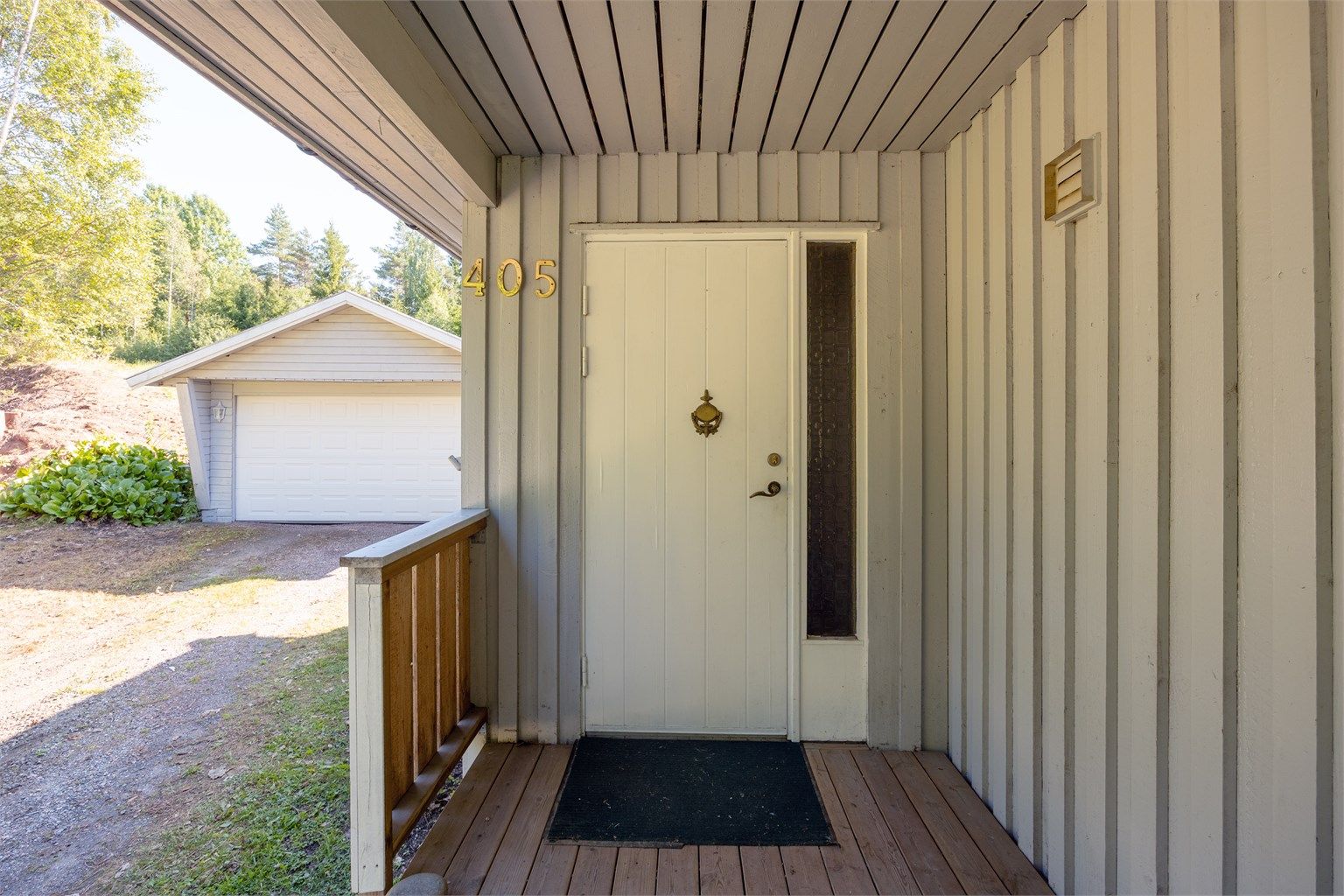 Overbygget inngangsparti med terrasse på 5 m².
