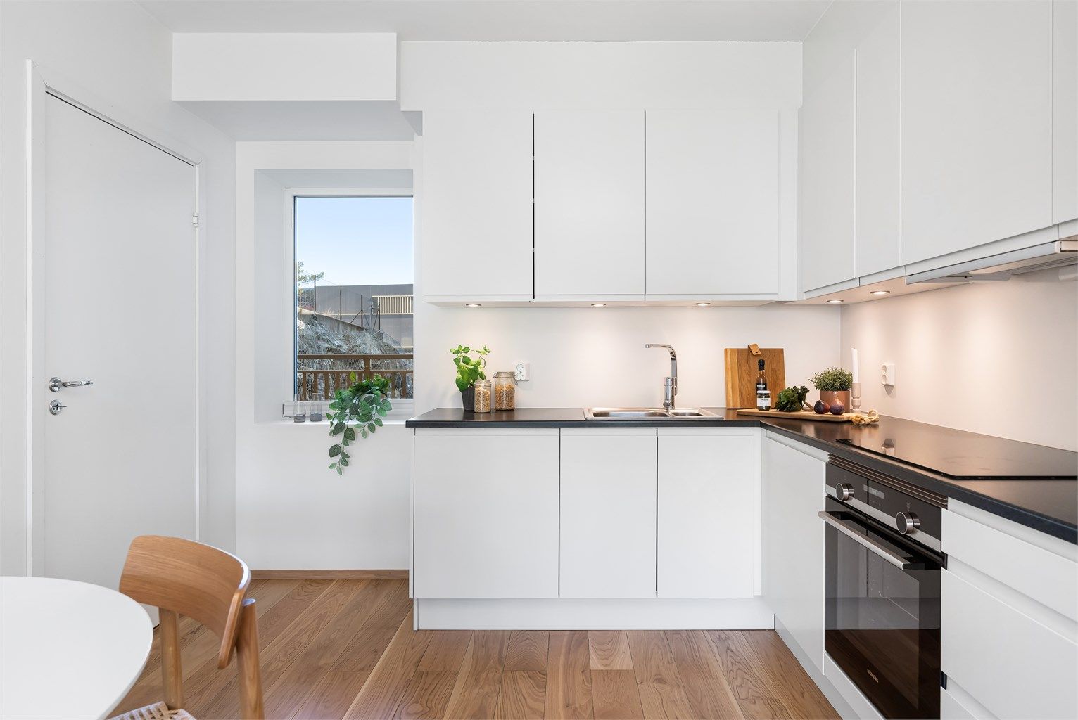 Kjøkkenet fremstår tidsriktig med rene linjer