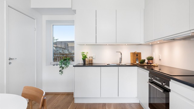 Kjøkkenet fremstår tidsriktig med rene linjer