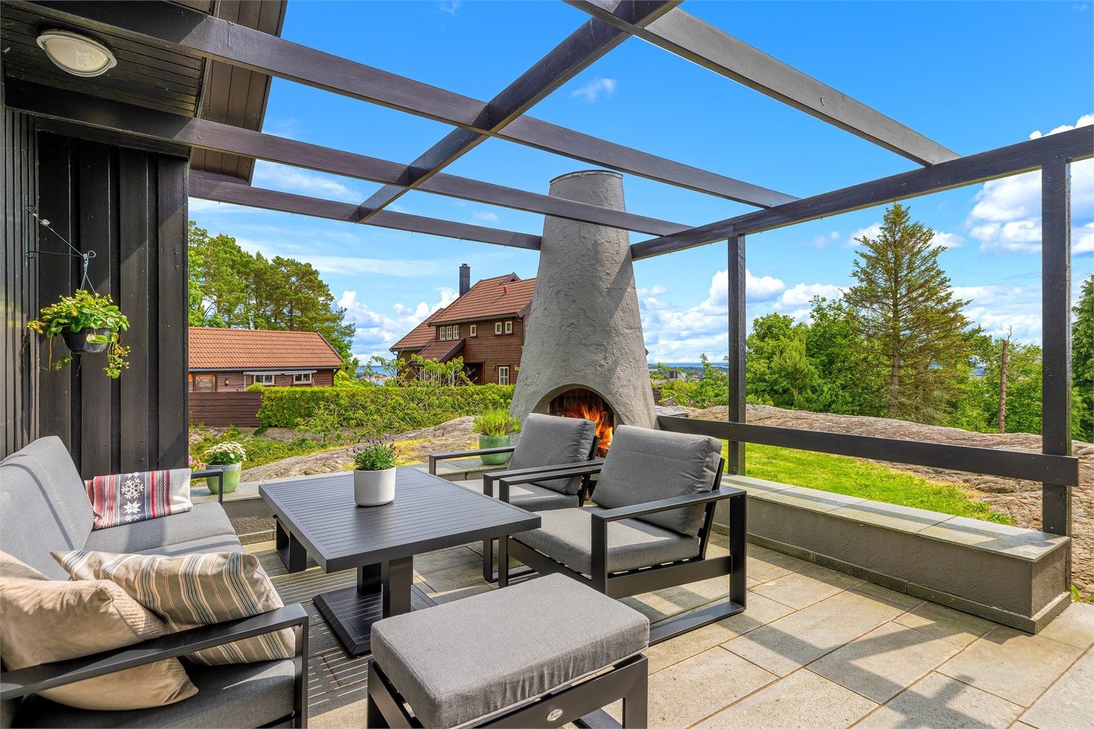 Boligen har flere flotte og solrike uteplasser som kan nytes!