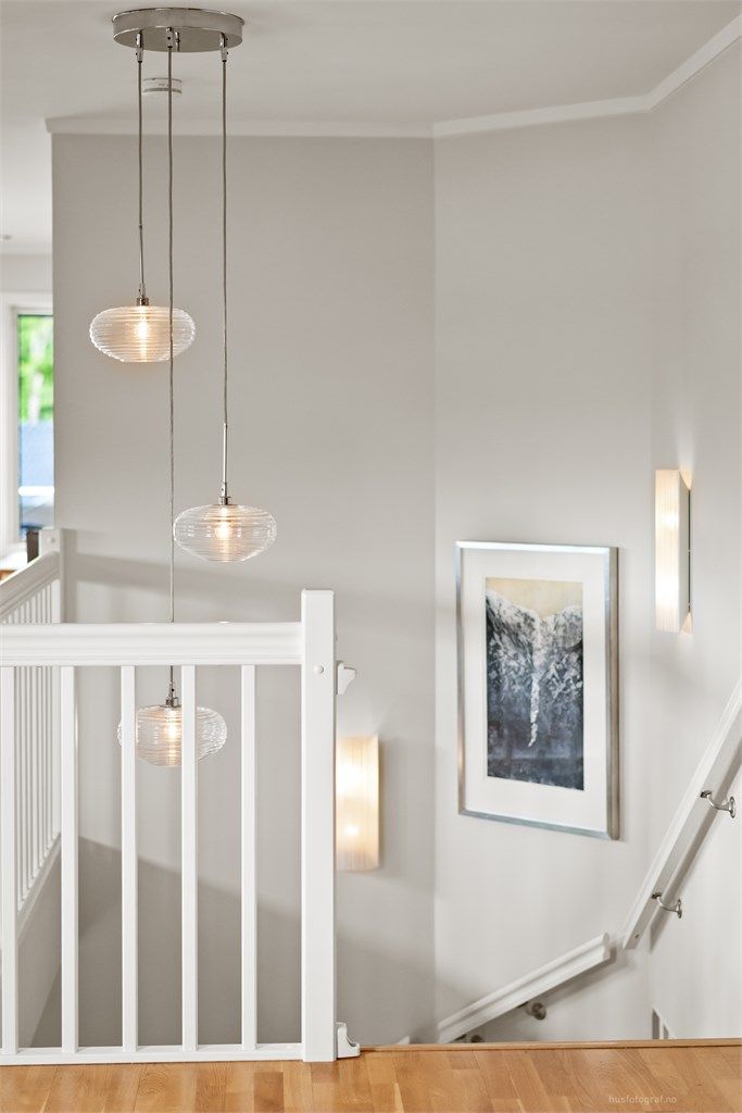 Innvendig trapp i trekonstruksjon binder de to etasjene elegant sammen.