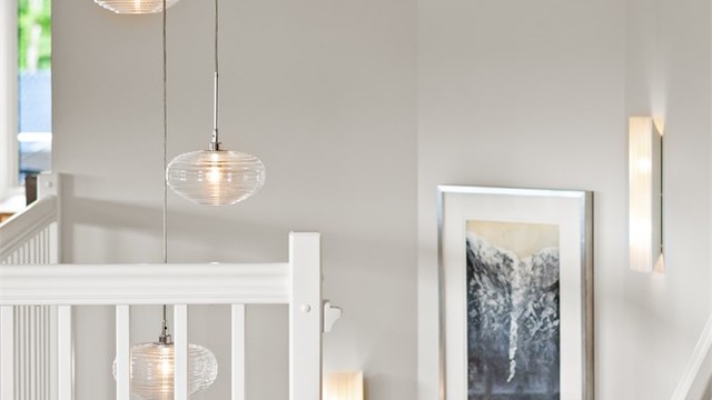 Innvendig trapp i trekonstruksjon binder de to etasjene elegant sammen.