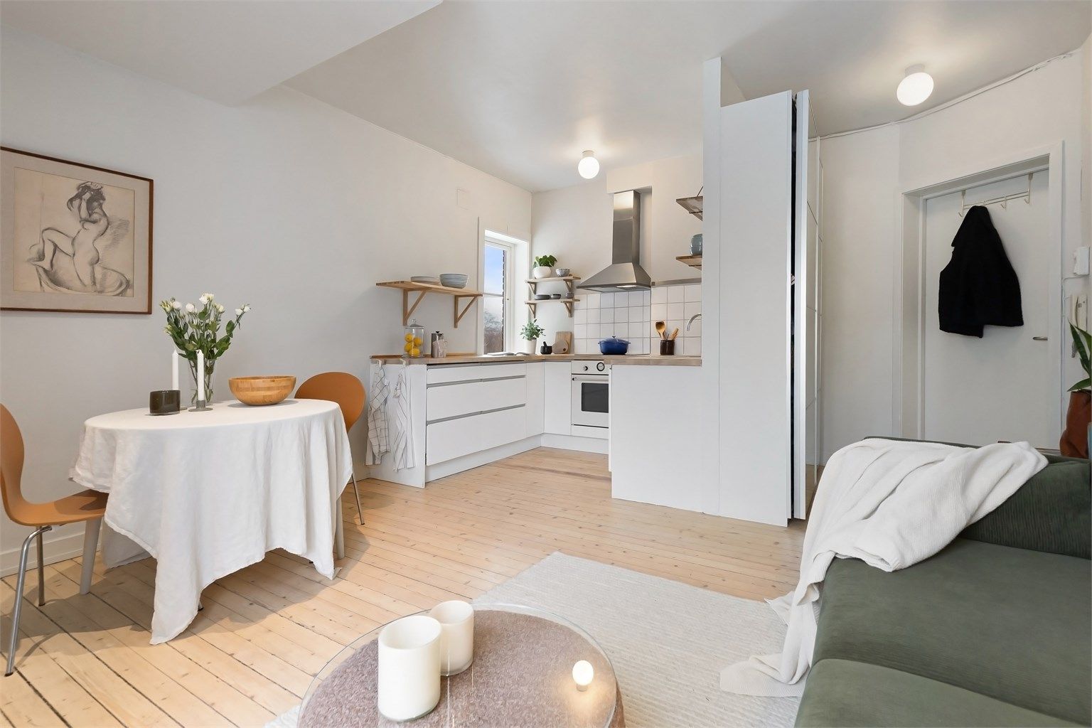 Kjøkkenet har en åpen løsning mot stuen og er innredet med slette fronter fra ca. 2015