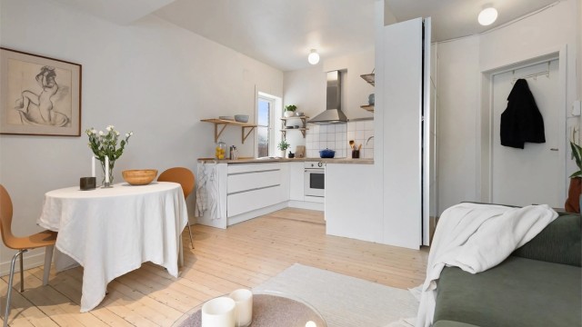 Kjøkkenet har en åpen løsning mot stuen og er innredet med slette fronter fra ca. 2015