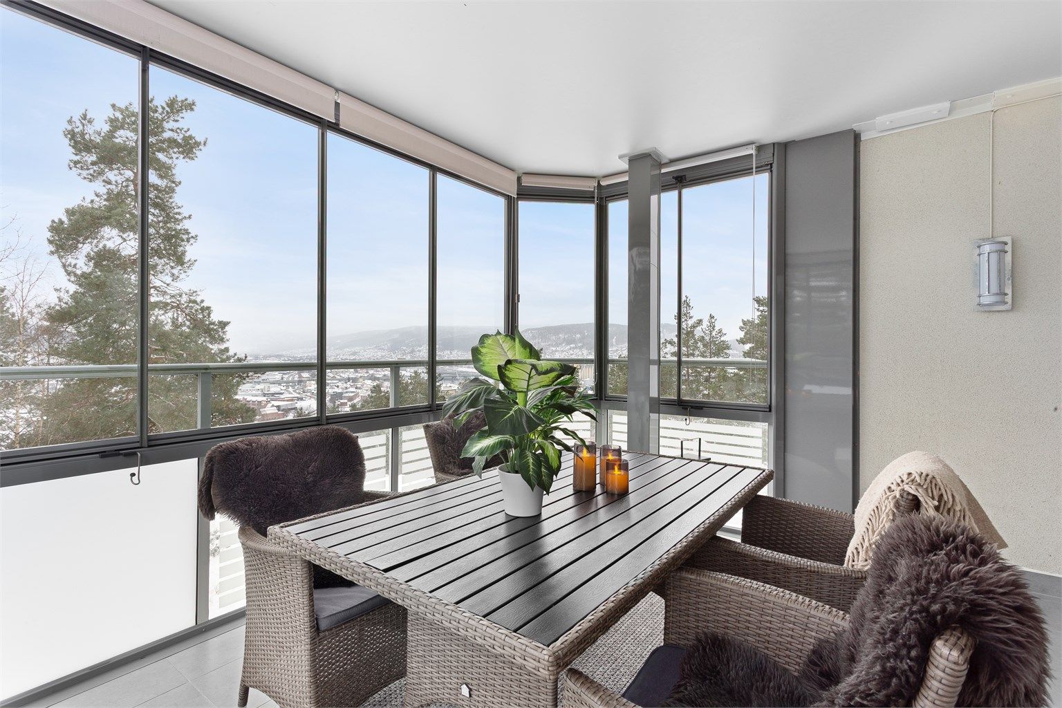 Innglasset balkong på ca. 13 kvm med utsikt mot skogen og Drammen sentrum. Flott ekstra rom på varme dager! 