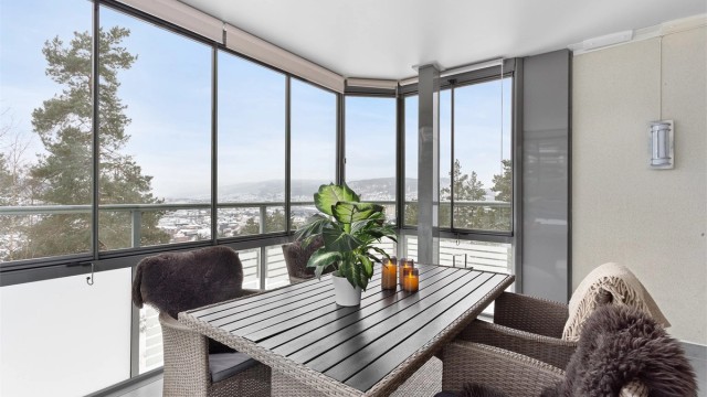 Innglasset balkong på ca. 13 kvm med utsikt mot skogen og Drammen sentrum. Flott ekstra rom på varme dager!