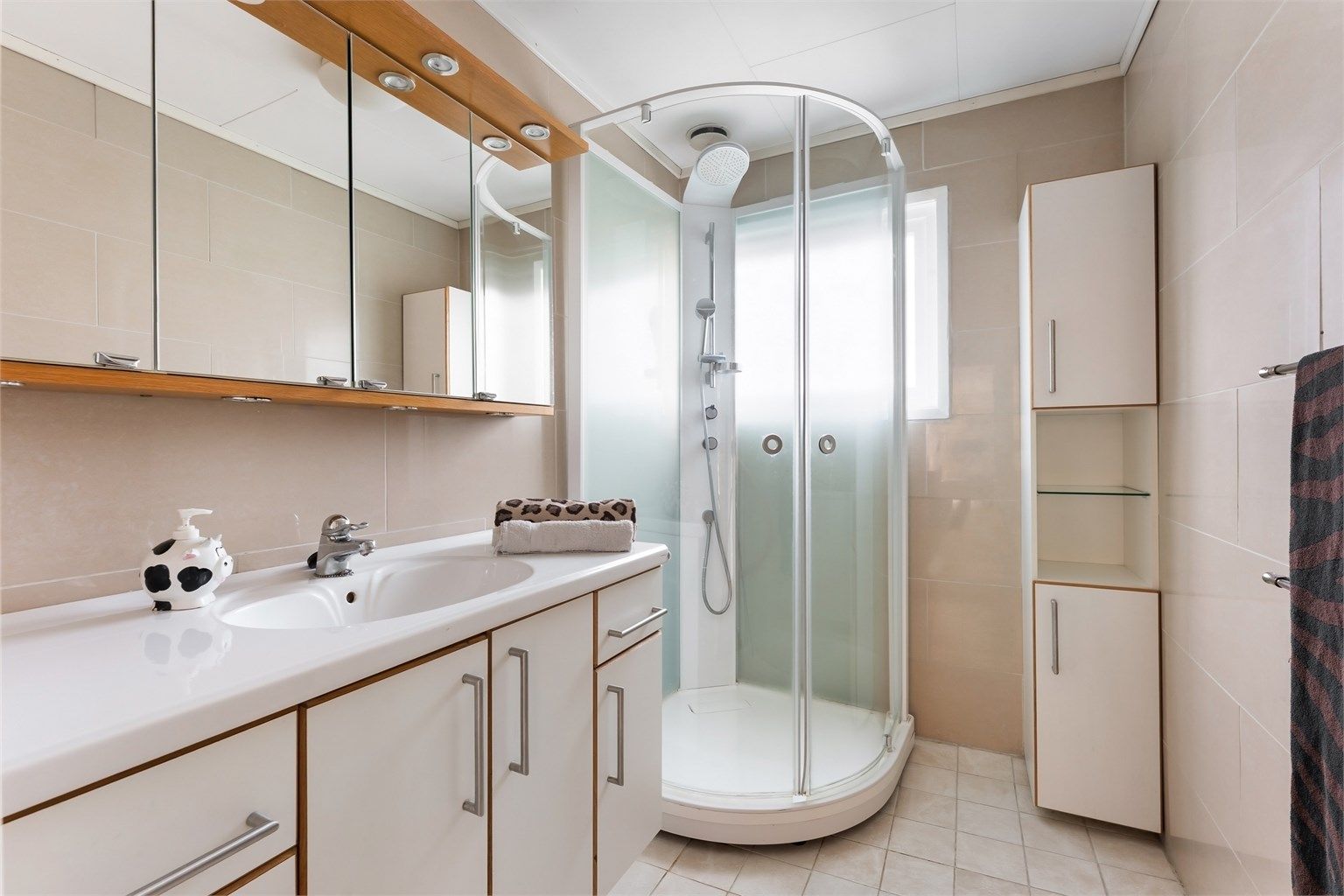 Baderommet er plassert mellom soverommene