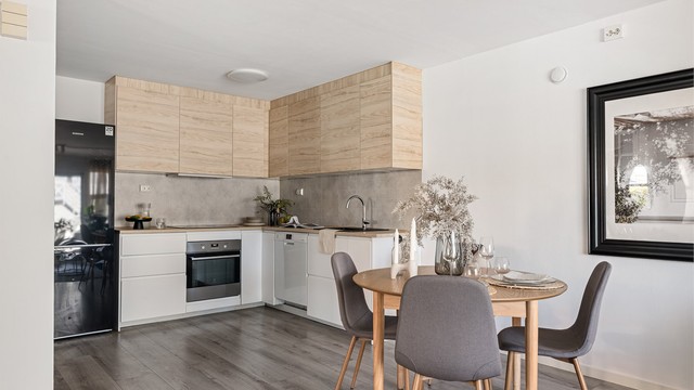 Kjøkken er ifølge tidligere eier, pusset opp i 2020. Slette fronter i hvitt og eik, laminat benkeplate. Det er god med både benkeplass, skuffer og oppbevaring.