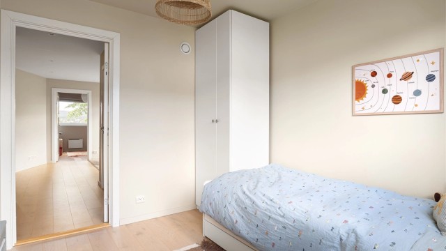 Soverommet har adkomst fra loftstuen.