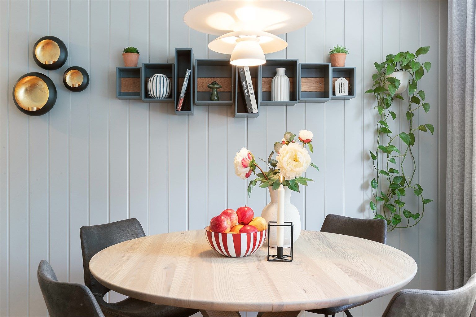 God plass til spisebord for hyggelige måltider med familie og venner.