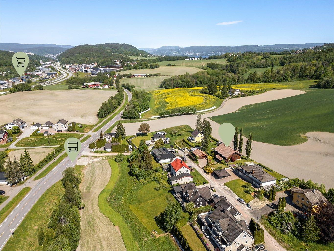 Eiendommen har enkel adkomst til E-18 og kort kjørevei til dagligvarebutikk, bensinstasjon samt andre type forretninger. 
Foto: Stine Prøitz Jørgensen
