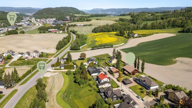 Eiendommen har enkel adkomst til E-18 og kort kjørevei til dagligvarebutikk, bensinstasjon samt andre type forretninger.
Foto: Stine Prøitz Jørgensen