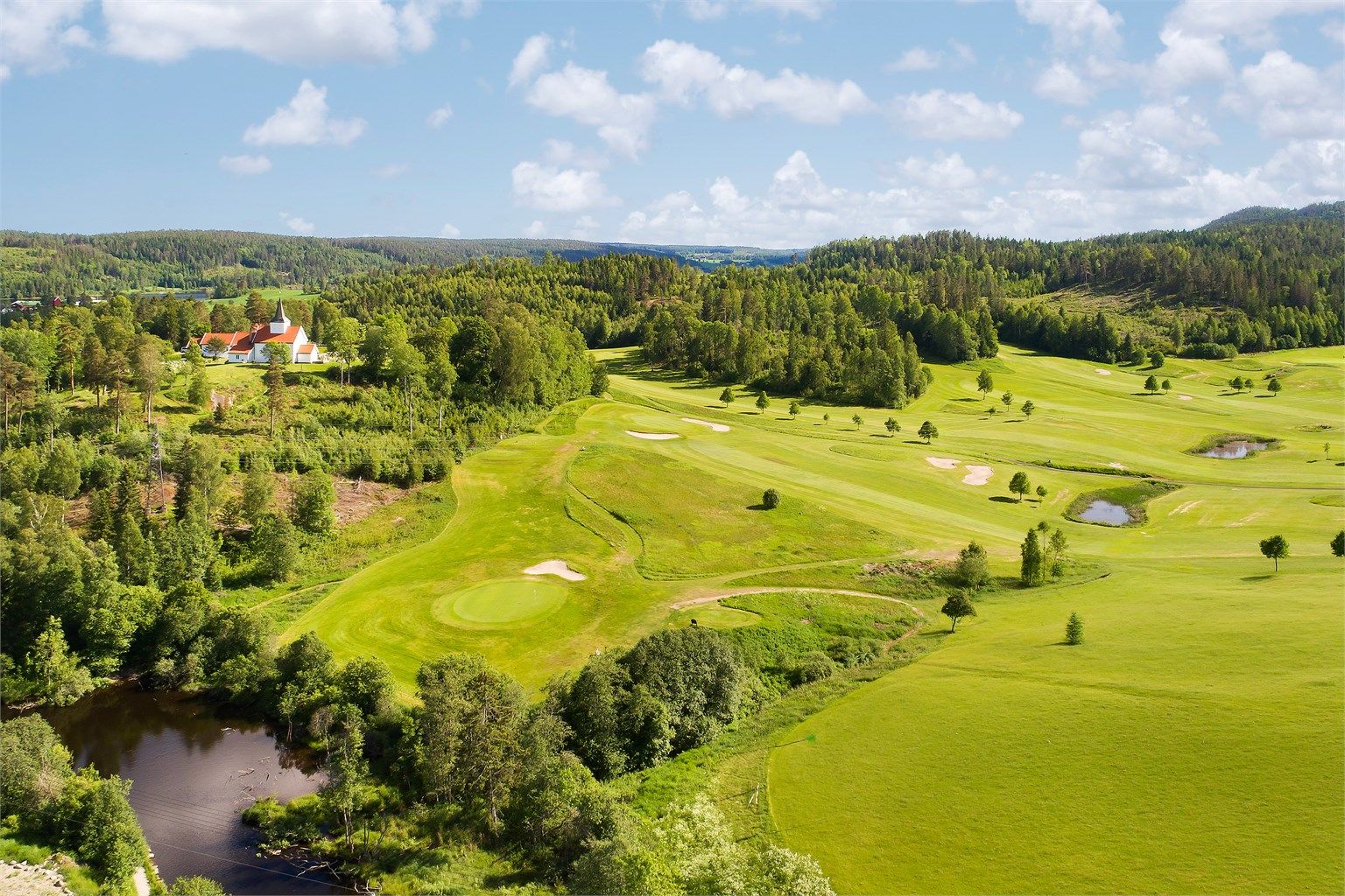 I nærområdet finner du også en 18-hulls golfbane.