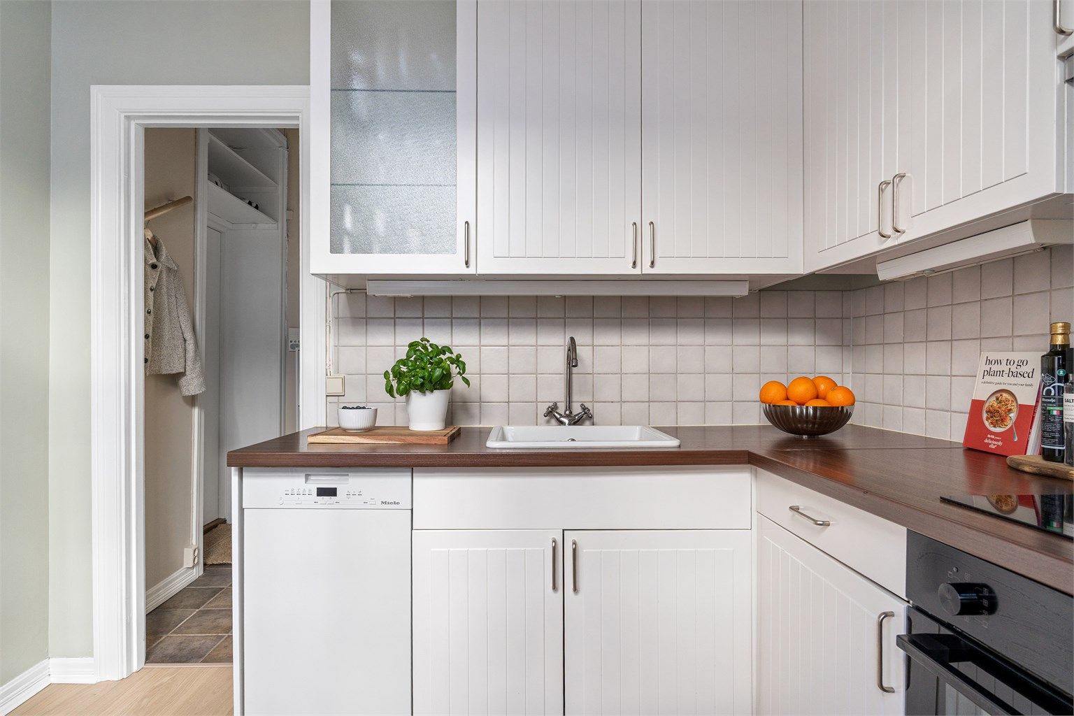 Kjøkkenet ligger i bakkant av leiligheten med trivelig utsyn over den rolige bakgården. 