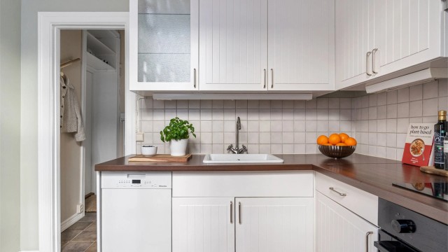 Kjøkkenet ligger i bakkant av leiligheten med trivelig utsyn over den rolige bakgården.