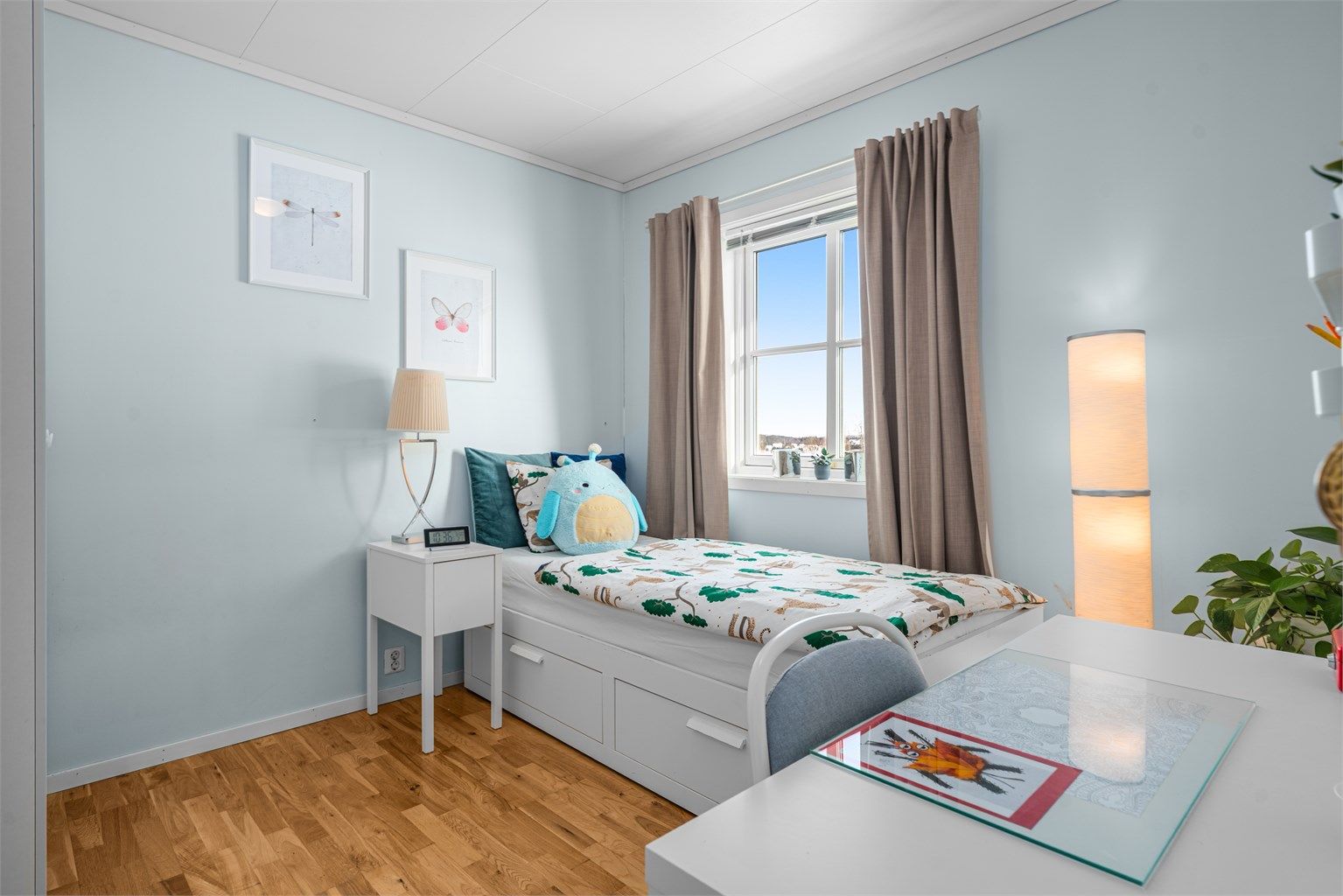 Det siste rommet er også godt utnyttet med både seng, garderobe og skrivepult. 