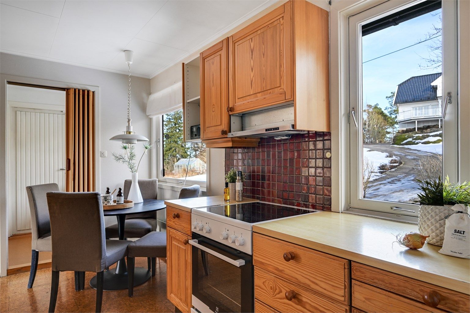 Kjøkkenet har innredning med profilerte fronter. Benkeplaten er av laminat. Det er avsatt plass til kjøl/fryseskap, oppvaskmaskin og stekeovn på kjøkkenet.