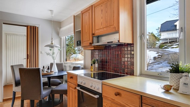 Kjøkkenet har innredning med profilerte fronter. Benkeplaten er av laminat. Det er avsatt plass til kjøl/fryseskap, oppvaskmaskin og stekeovn på kjøkkenet.