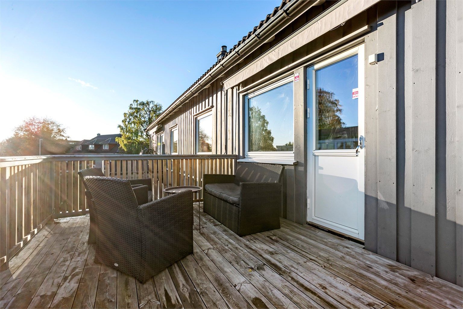 Stor sydvendt veranda med gode solforhold.
