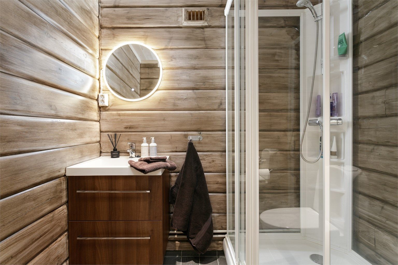 Bad nr. 2 med servantinnredning, speil med lys, dusjkabinett og wc.