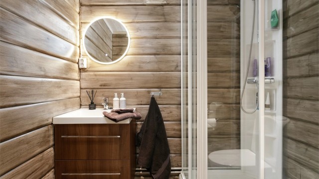 Bad nr. 2 med servantinnredning, speil med lys, dusjkabinett og wc.