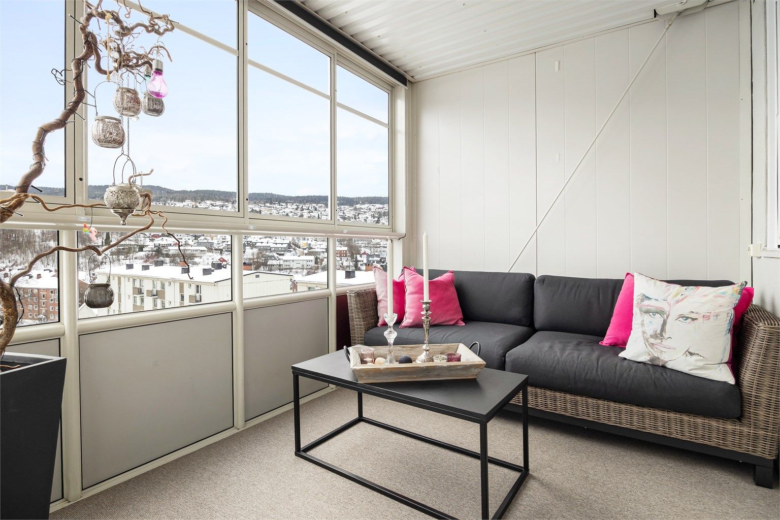 Den store, innglassede balkongen på 10 m² fungerer som en forlengelse av stuen. 
Foto: Stine Prøitz Jørgensen