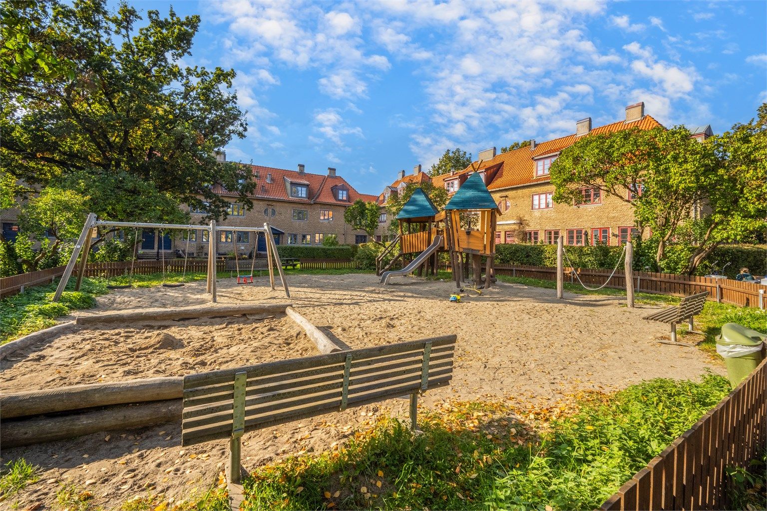 Meget familievennlig området med flere lekeplasser å velge mellom. Her i Lille Tøye Hageby som ligger i nærheten.