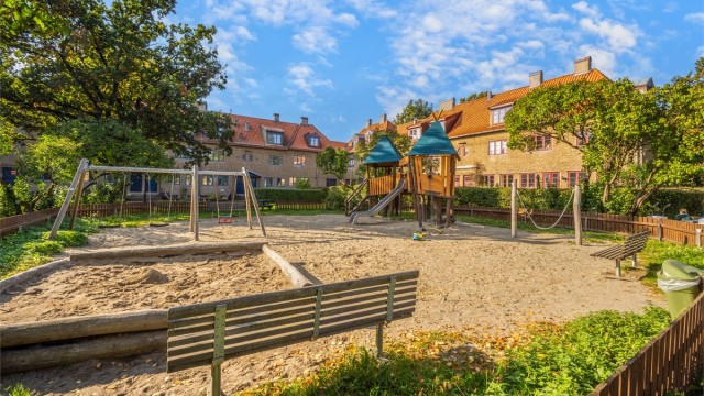 Meget familievennlig området med flere lekeplasser å velge mellom. Her i Lille Tøye Hageby som ligger i nærheten.
