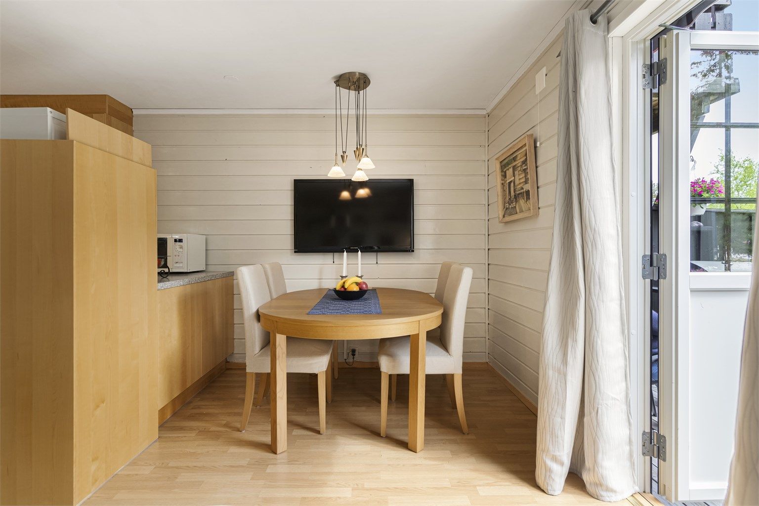 Terrassedøren er fra 2018 og slipper lyset inn til spiseplassen.