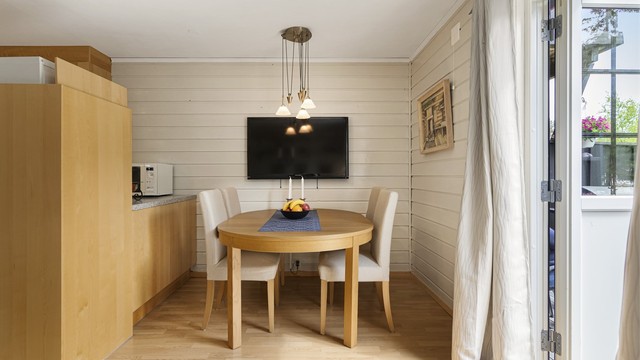 Terrassedøren er fra 2018 og slipper lyset inn til spiseplassen.